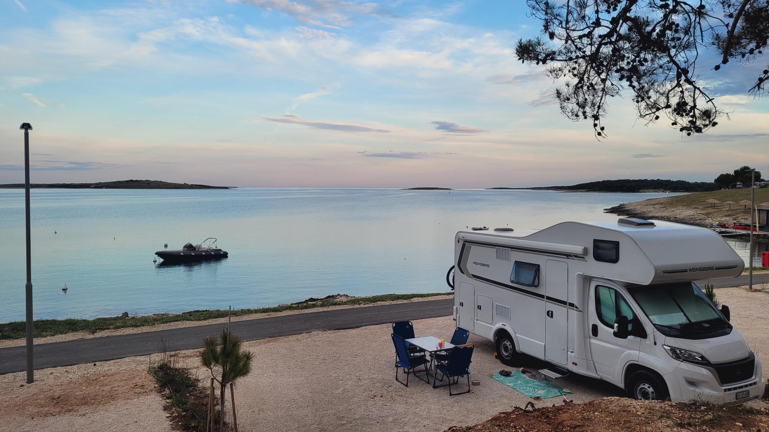Camping-car location Carevasion en voyage vue sur la mer