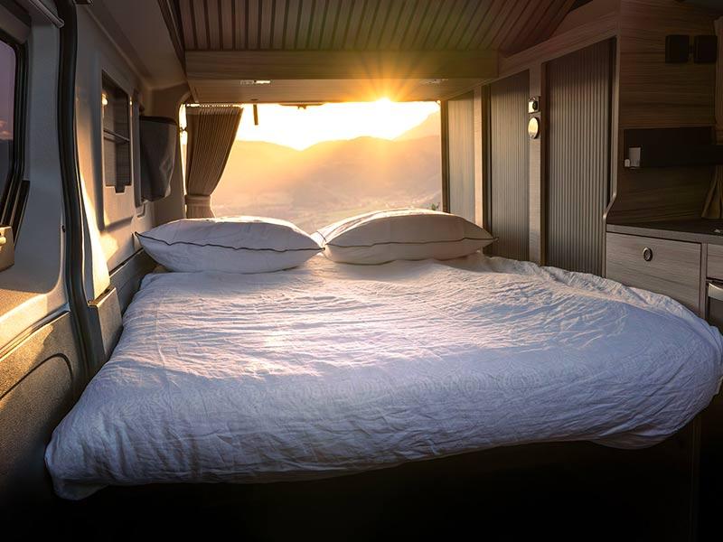 Lit avec vue dans un van Glénan horizonvan 4