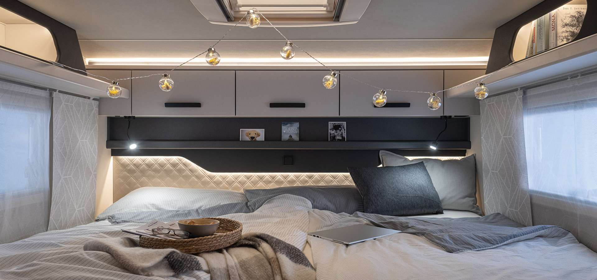 Intérieur lit camping-car en suisse-romande