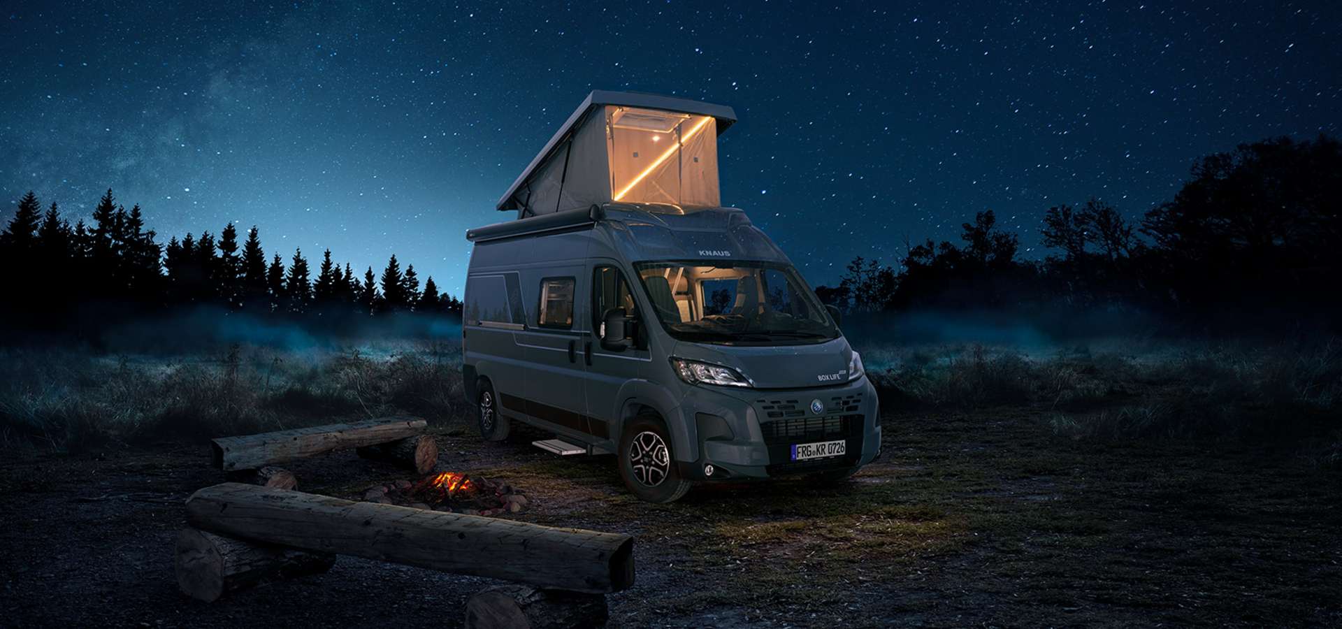 Fourgon Knaus sous une nuit étoilée à voir chez Carevasion en Romandie