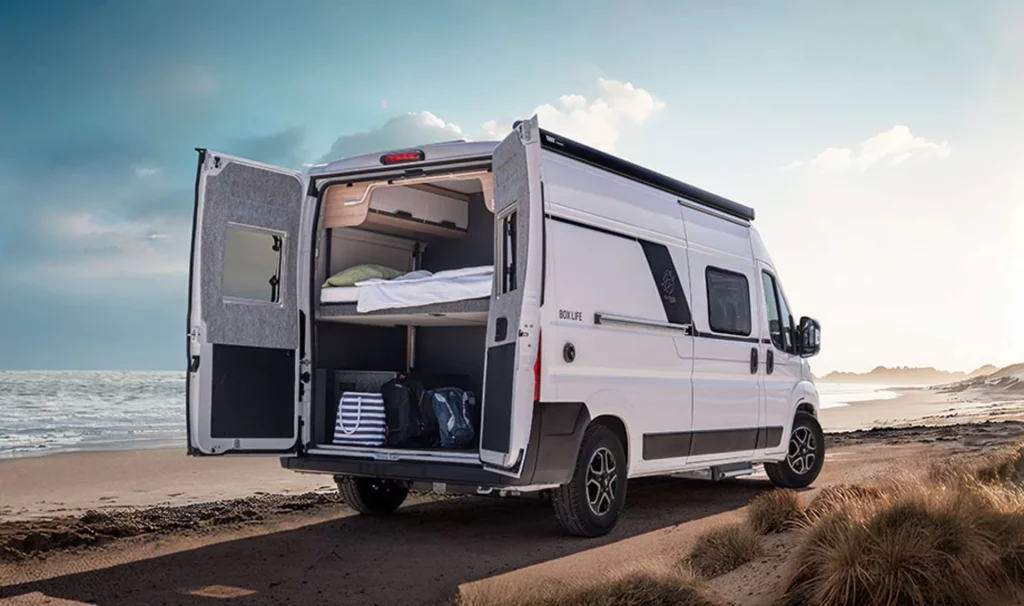 Boxlife Knaus sur une plage - portes arrières ouvertes