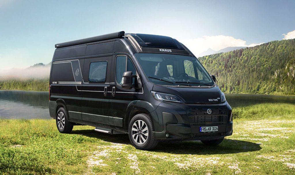 Camping car Knaus Boxtime moderne noir extérieur dans la nature