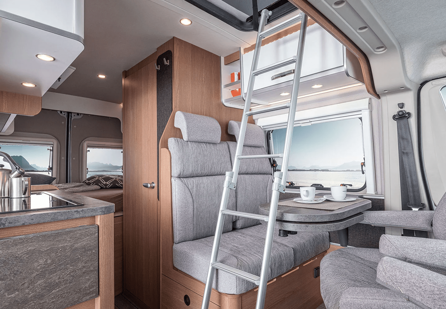 CUV fourgon Weinsberg intérieur doit ouvert