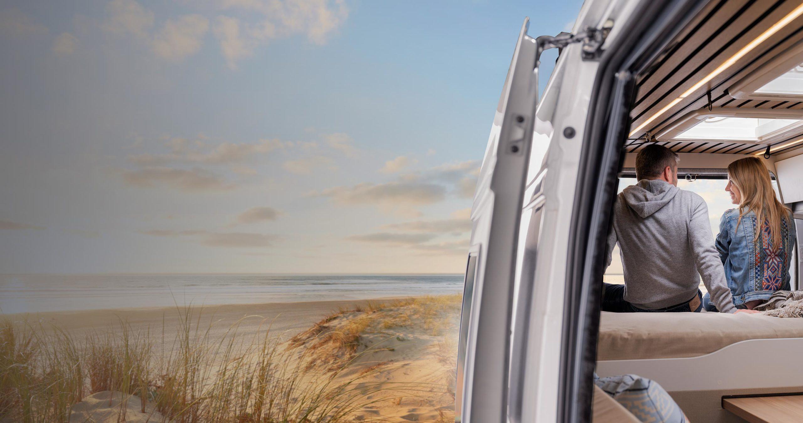 Fourgon Weinsberg Caralif sur une plage avec un couple