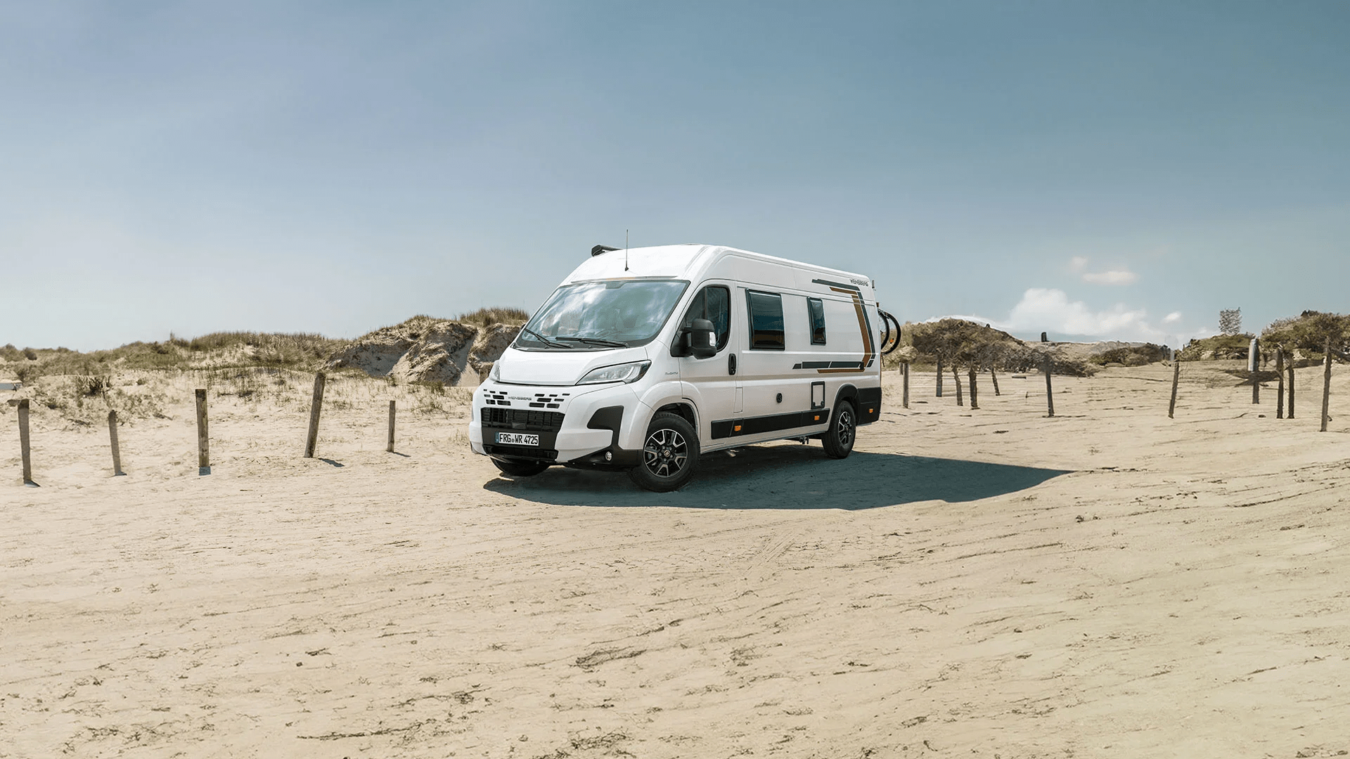 Fourgon camping CaraBus Weinsberg sur une plage