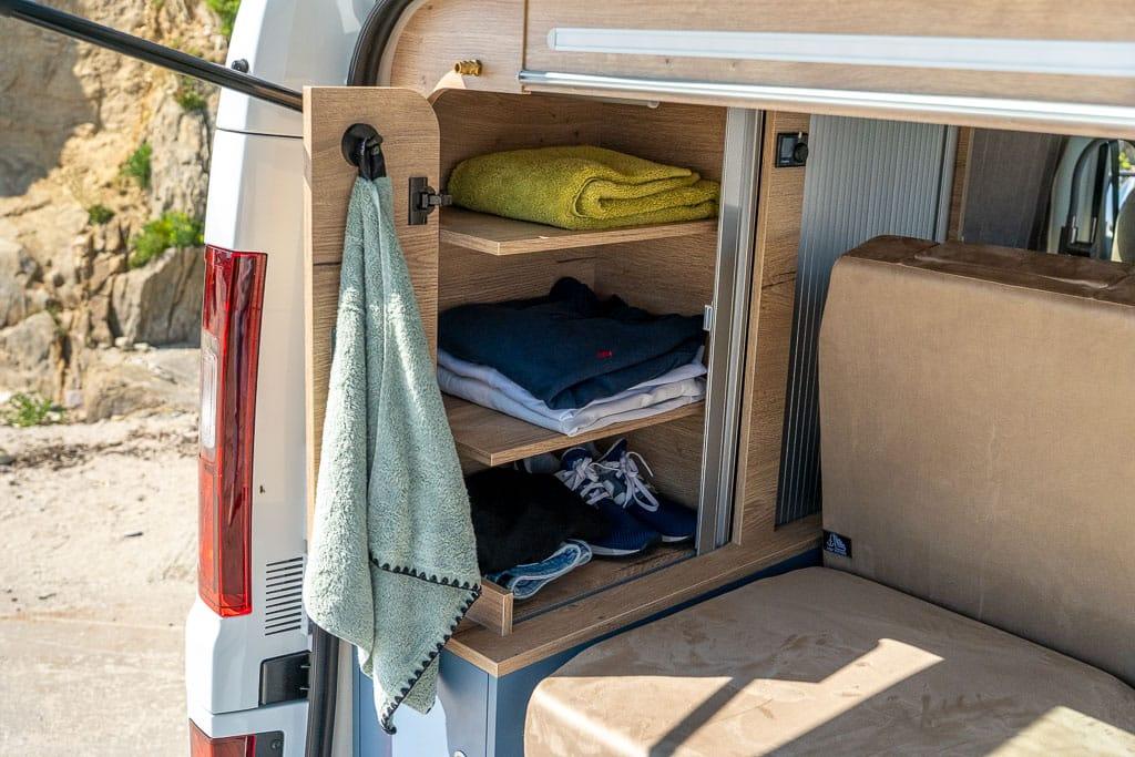 Arrière d'un Glénan HorizonVan ouvert au bord de la plage