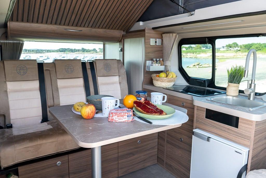 Petit-déjeuner dans un horizonVan Glénan