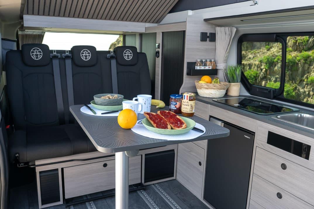 Petit-déjeuner dans un HorizonVan Up Glénan disponibles chez Carevasion